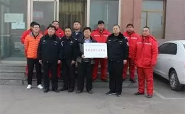 交警大隊深入?；\輸公司進行春運安全檢查