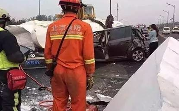 運(yùn)輸佛像的大車側(cè)翻，佛像摔斷，引發(fā)大堵車